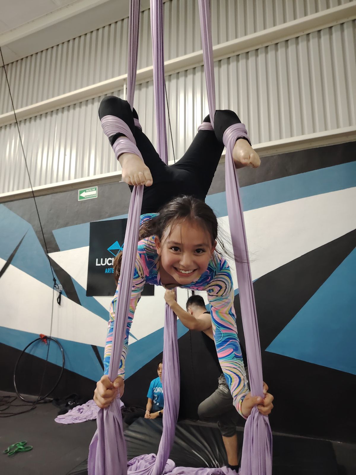 Niña en telas sonriendo